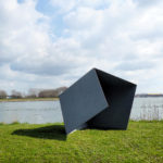 (14) Henk van Bennekum, Opengevouwen prisma II, 1995, staal, zijde 150 cm