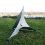 (17) Margot Zandstra, Triangular duplication, 1986-1996, gecoat staal, driehoekzijde 220 cm, h 180 cm