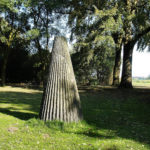 (33) Matti Peltokangas, Licht, schaduw, licht, 1994, graniet, h 240 cm, ø 110 cm