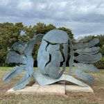 Linda Verkaaik, Aeolus: God van de wind, verzinkt staal, 500 x 310 x 120 cm